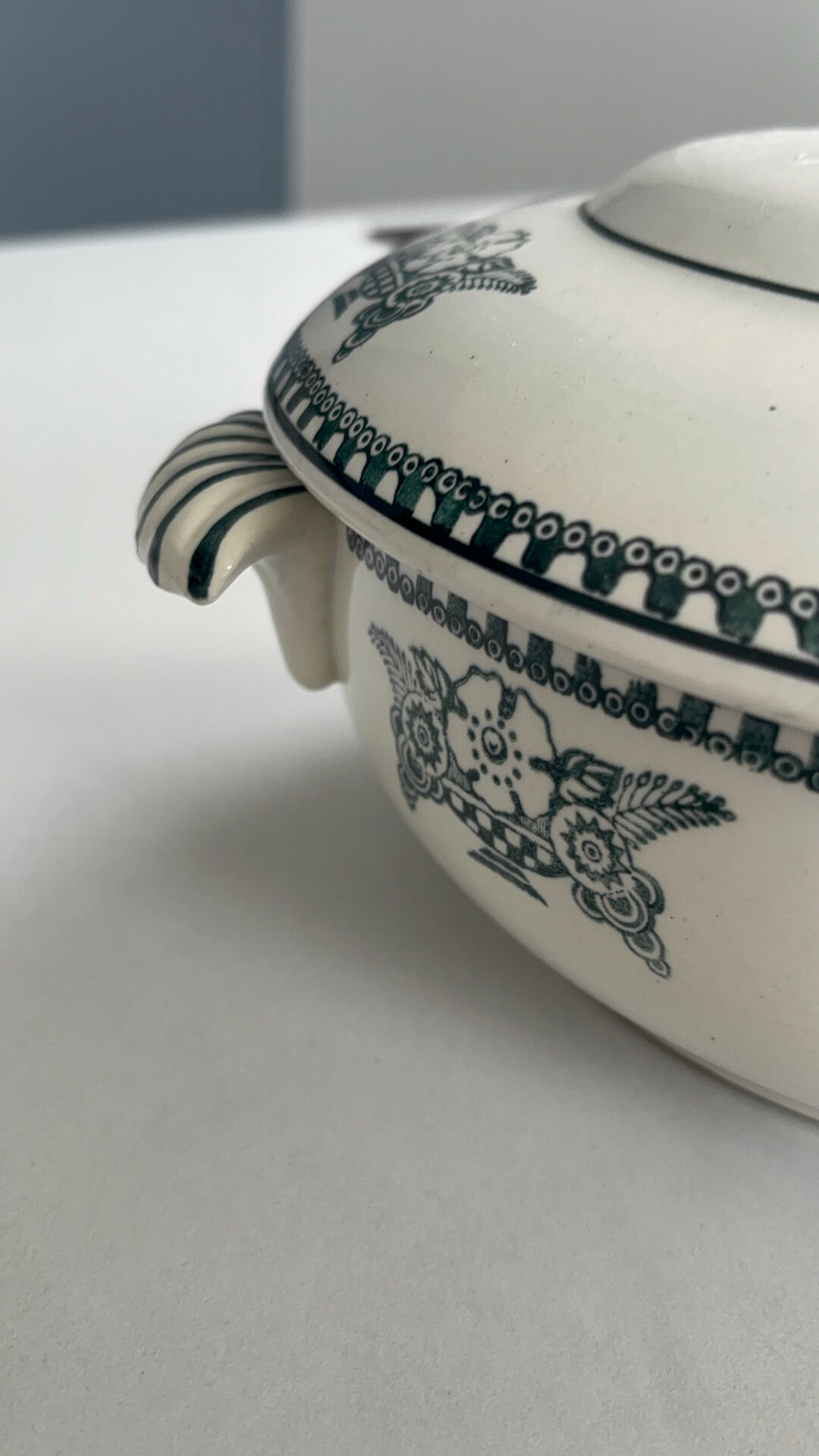 Antique soup tureen from Saint-Amand in ironstone – Sté Amandinoise