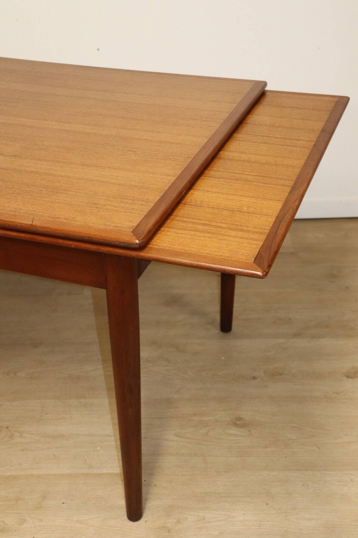 Danish Scandinavian extendable dining table in teak, 1960.