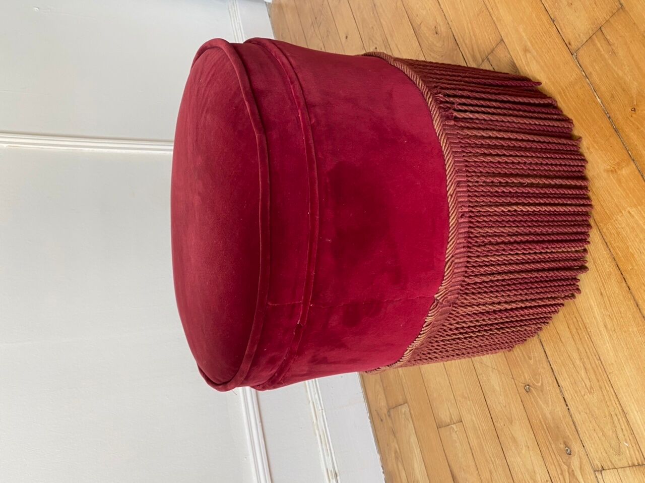 Pouf en velours rouge