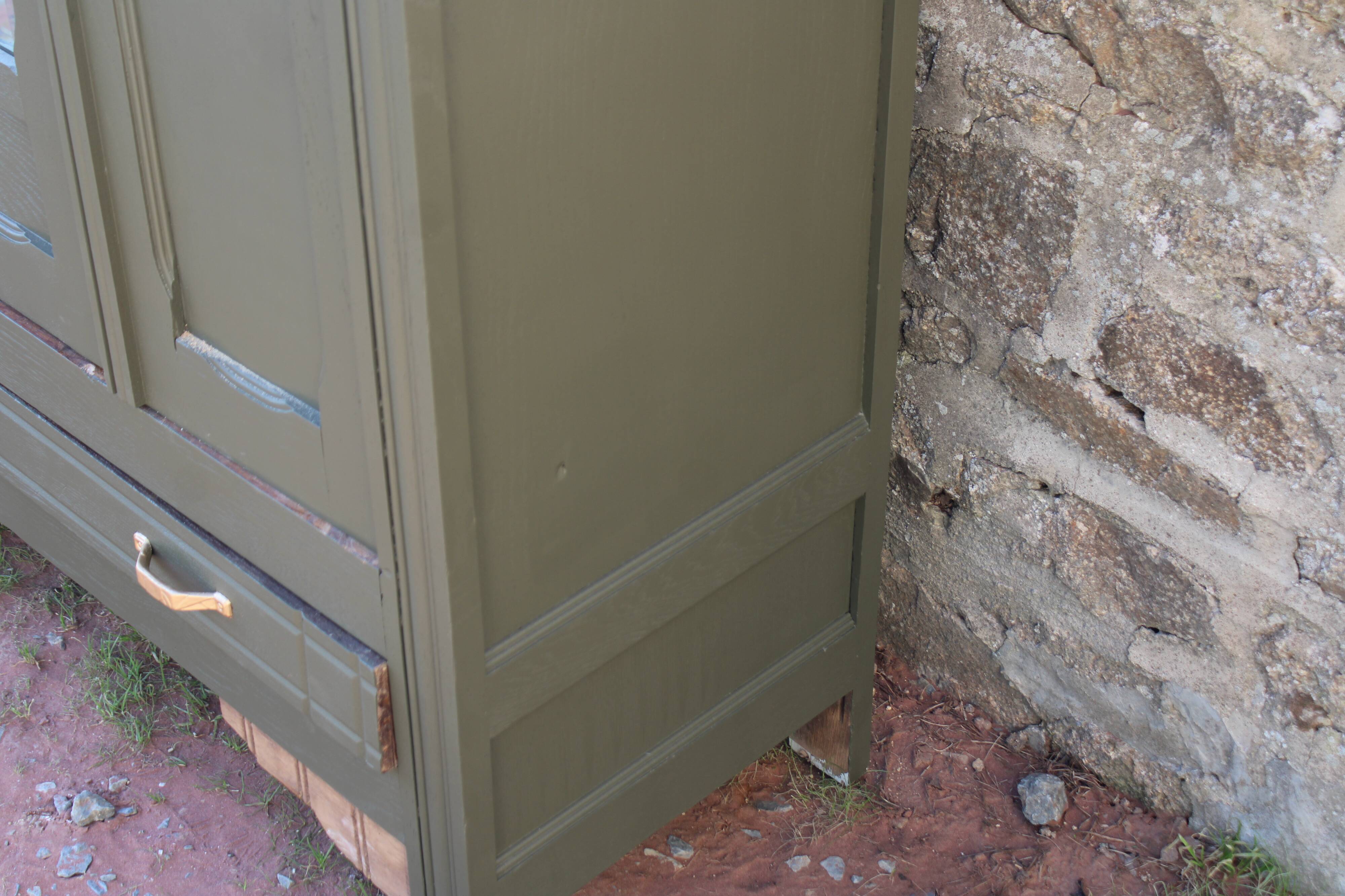 Art Deco wardrobe with three doors – Kaki Barda (Liberon)