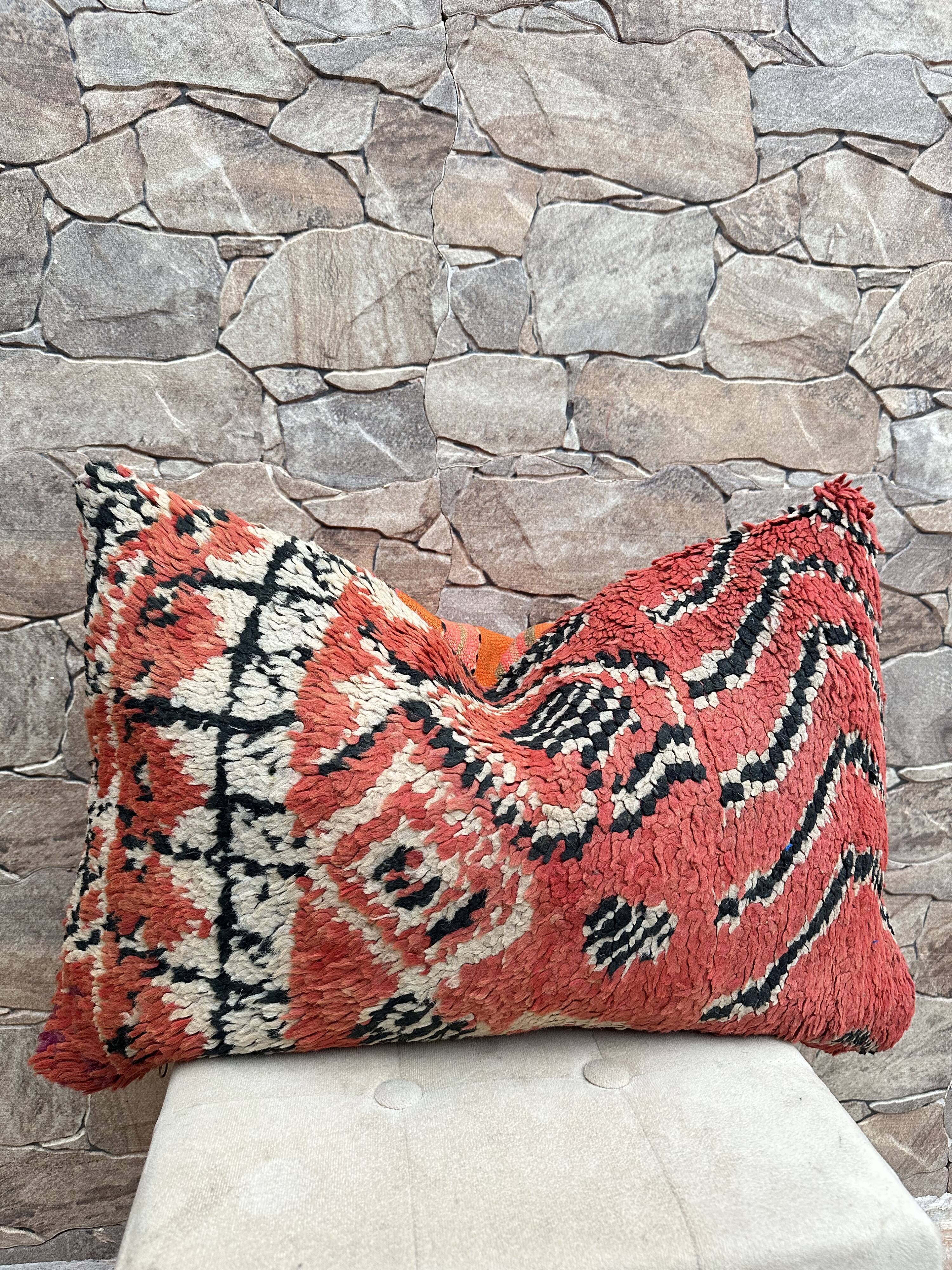 Vintage Berber Kilim cushion cover: Moroccan wool cushion
