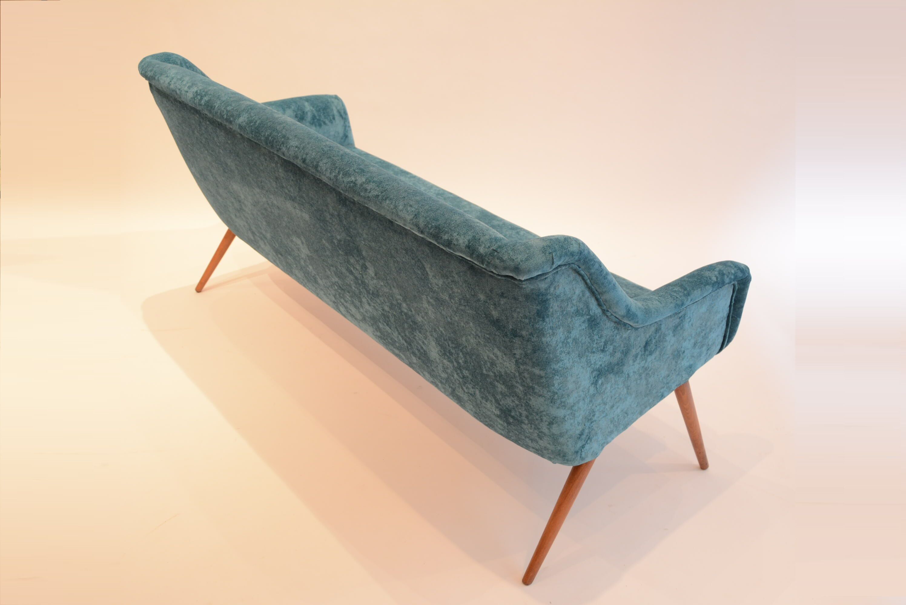 Seat 50's blue duck
