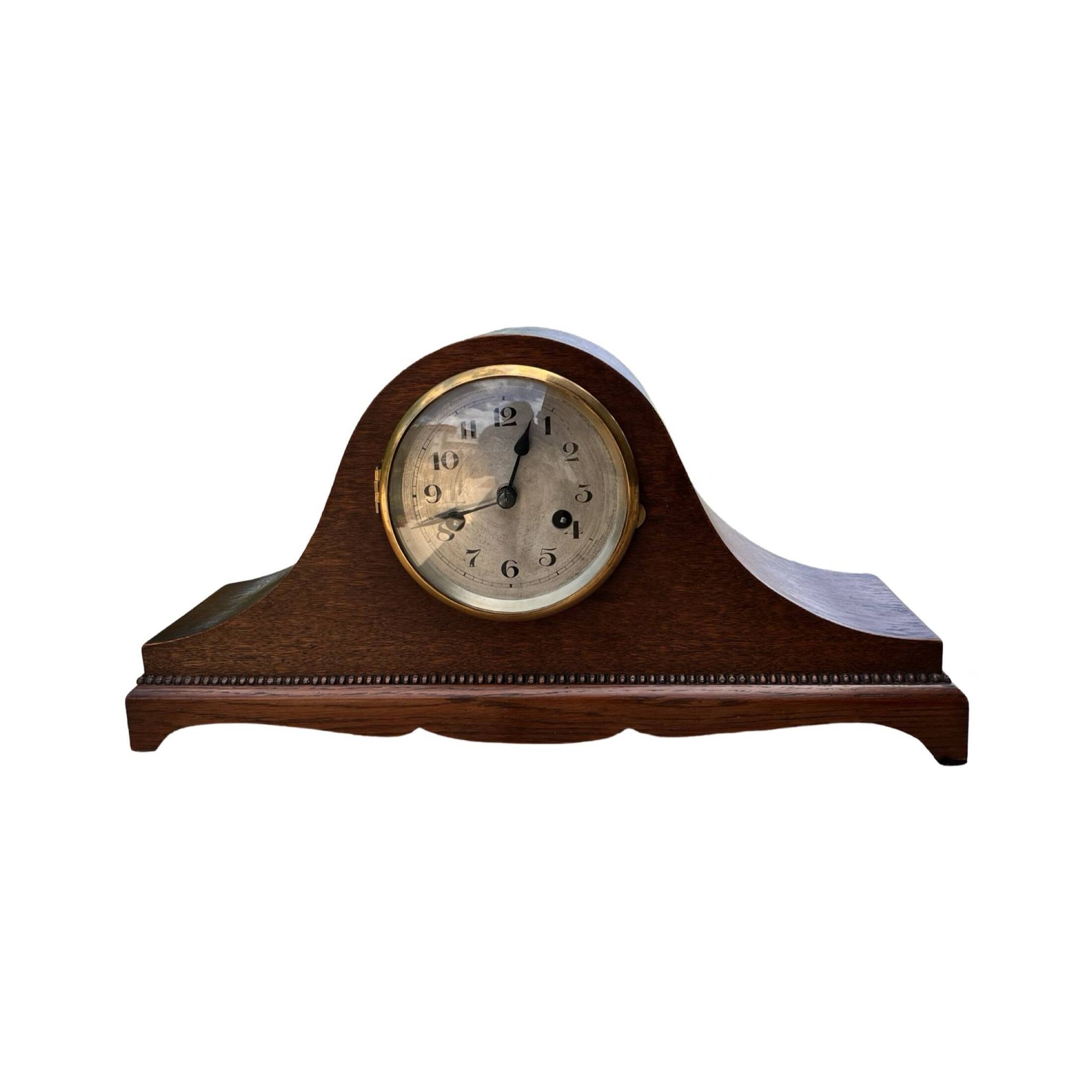 Pendule de cheminée, style art déco, chapeau de Napoléon, Allemagne, années 1930.