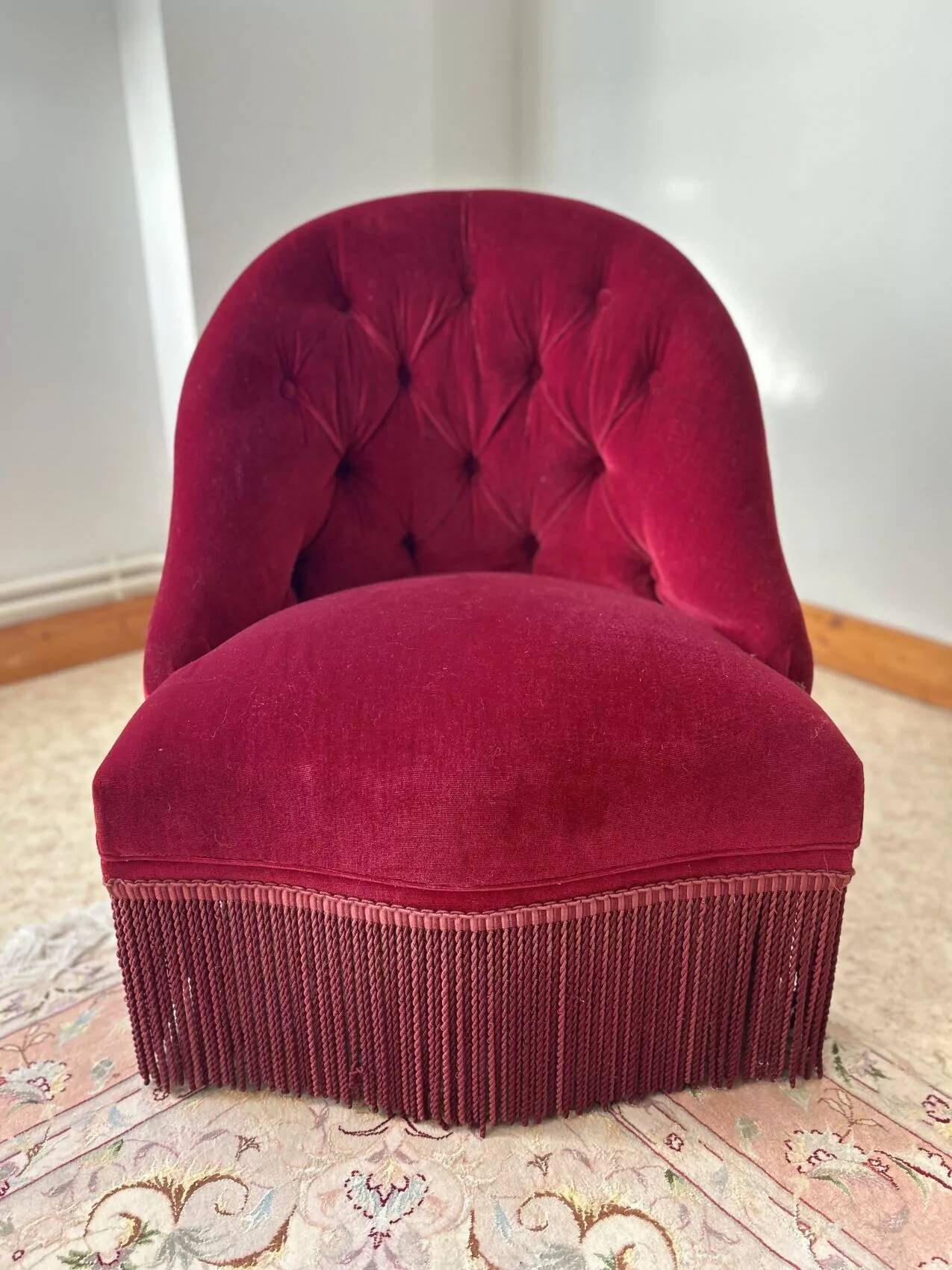 Burgundy velvet armchair – tufted – timeless charm