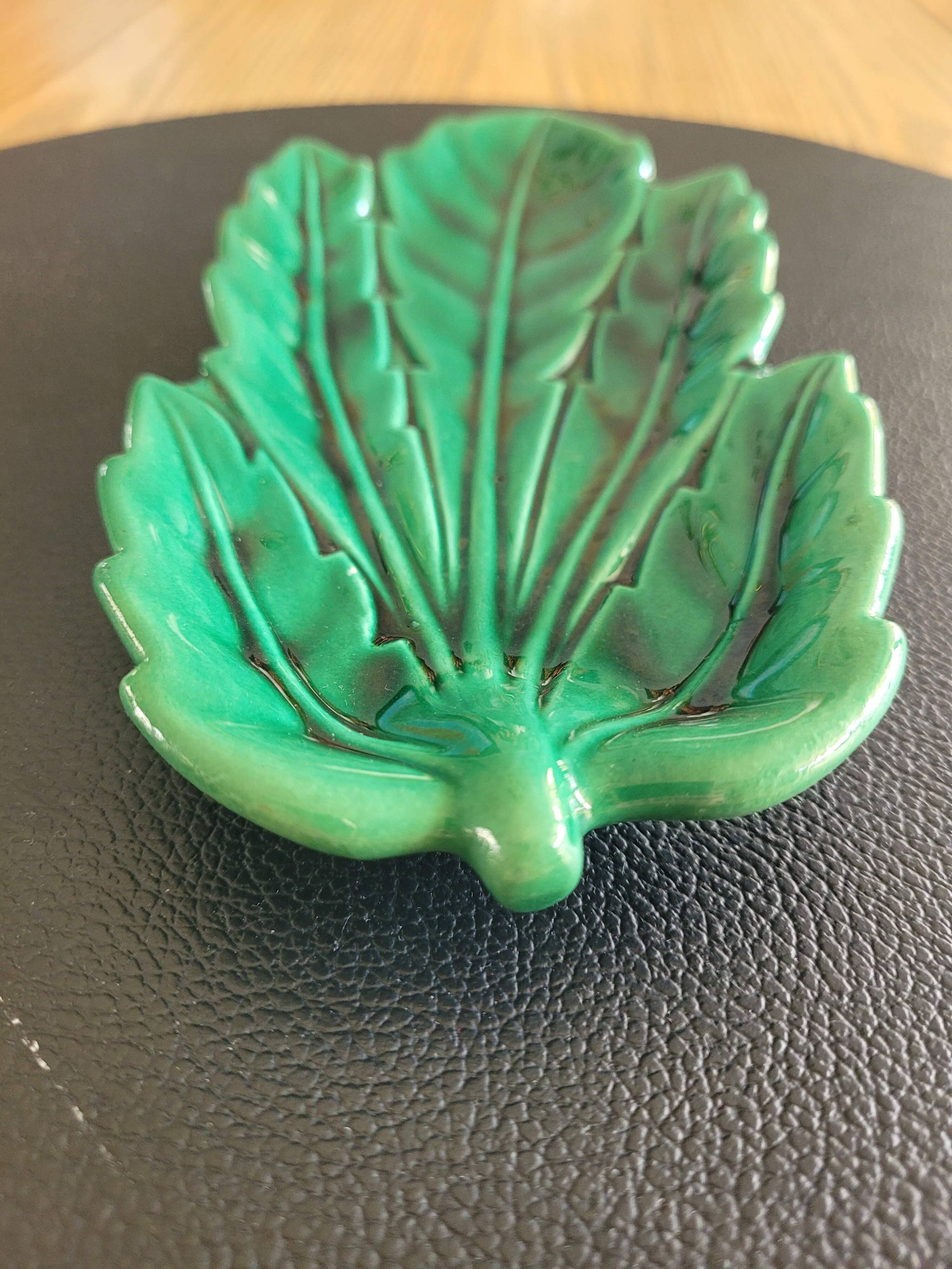 Green porcelain dandelion leaf bowl