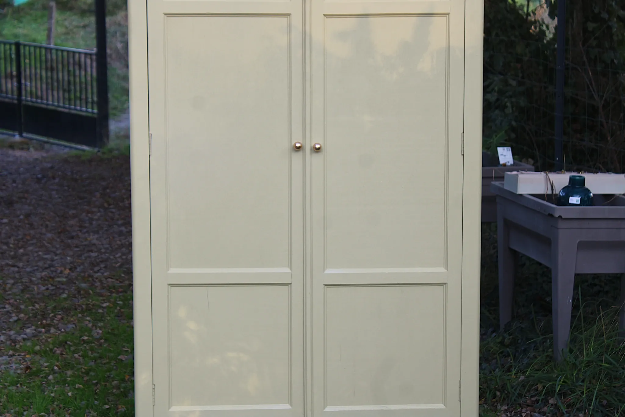 Parisian wardrobe in Clay Green wood – 2 moulded doors – H188 cm