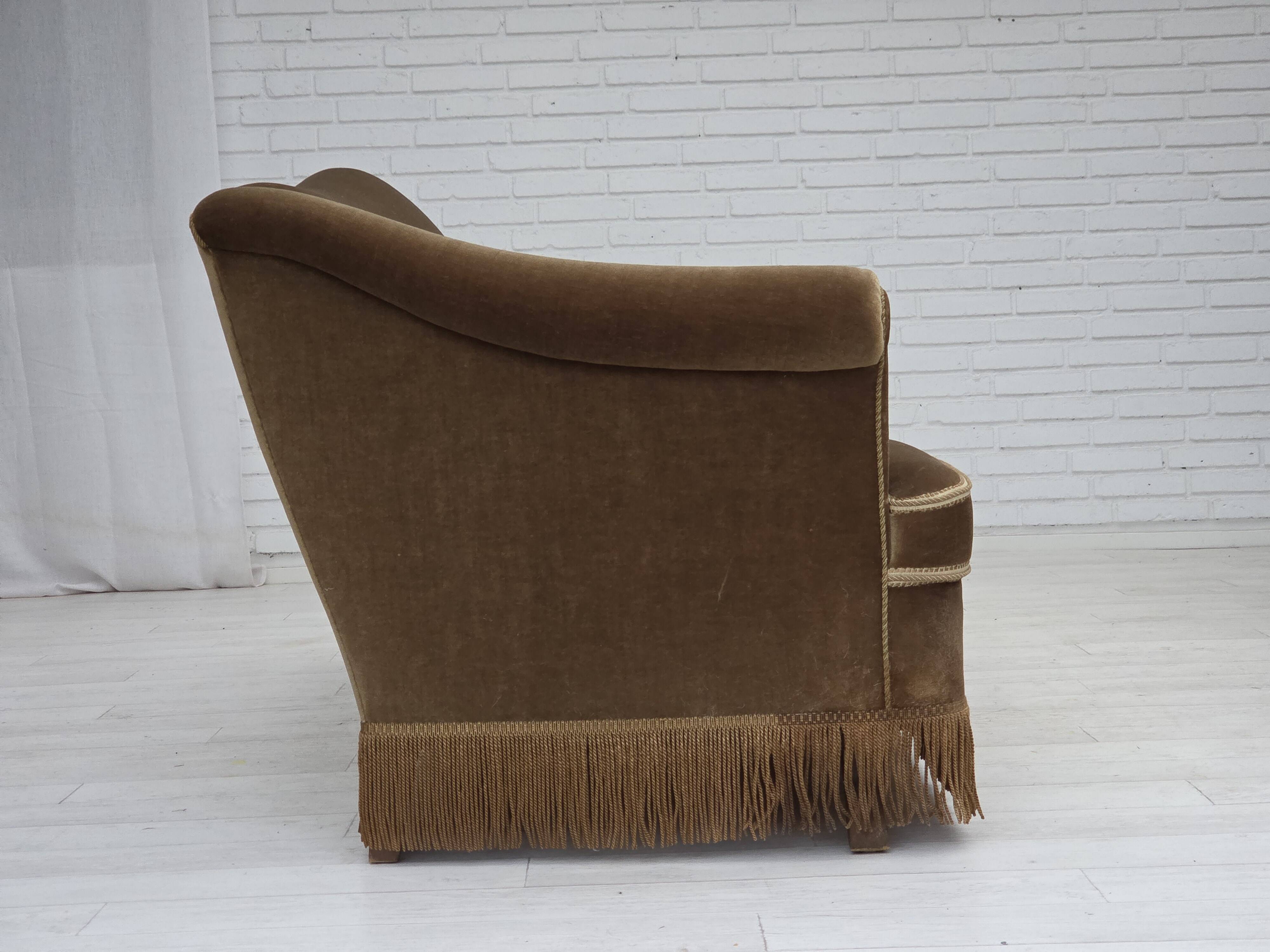 Canapé 3 places danois des années 1960, revêtement en velours vert olive, bois de hêtre.