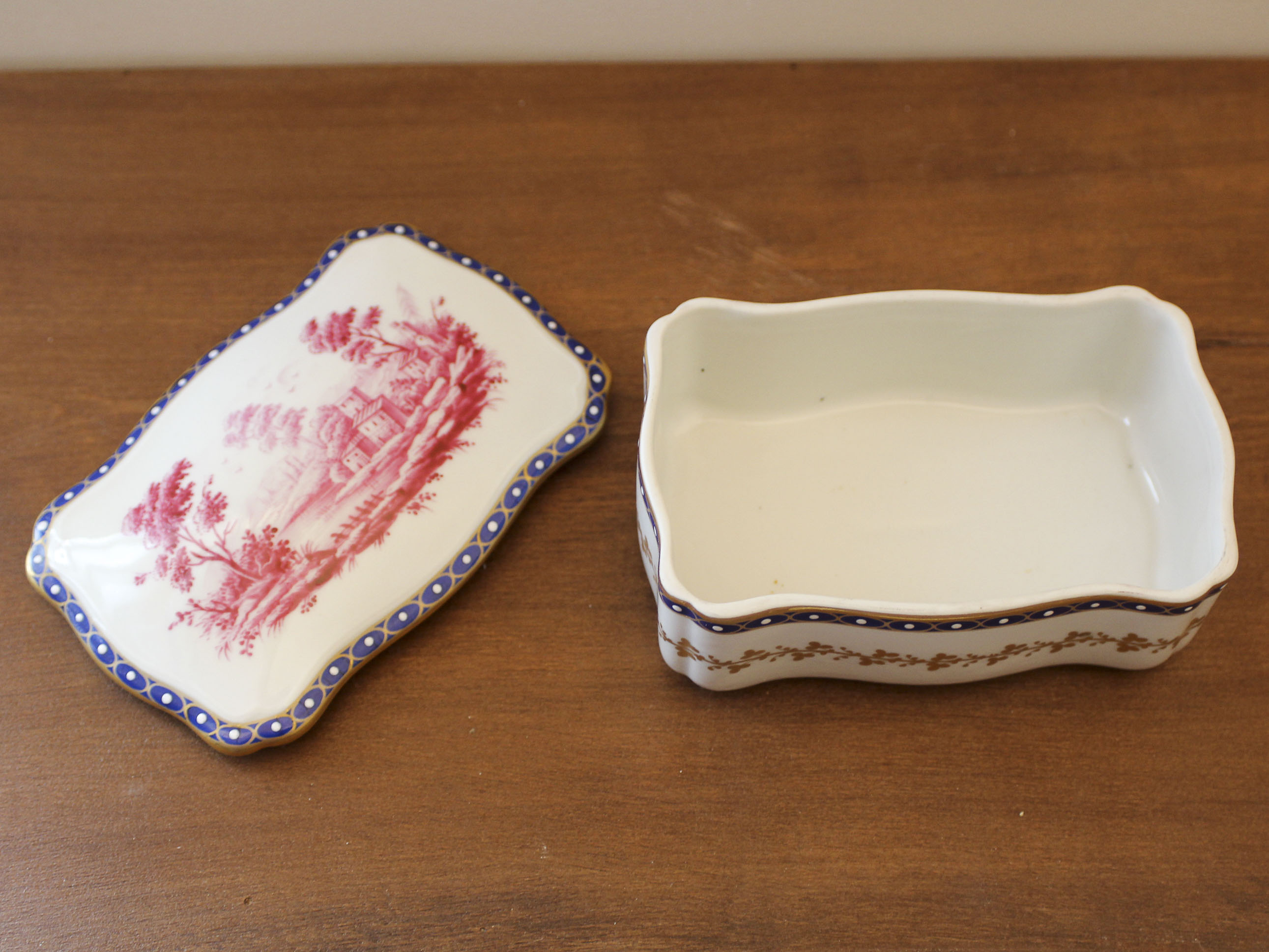 Porcelain box with 18th century Decoration Richard Ginori