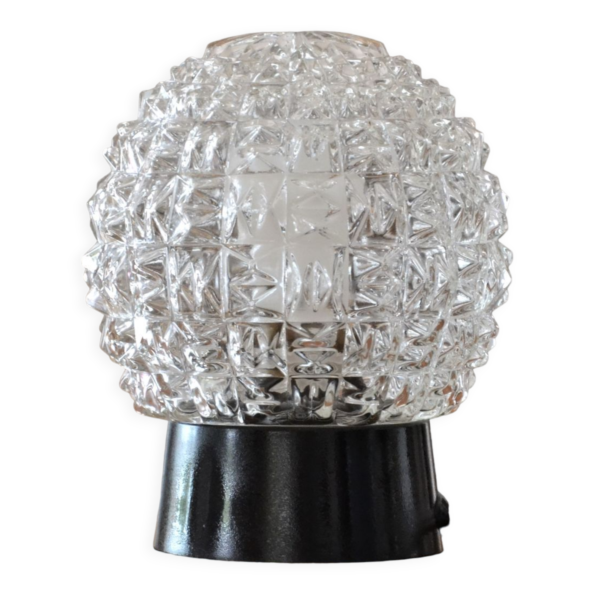 Table lamp globe in chiseled glass