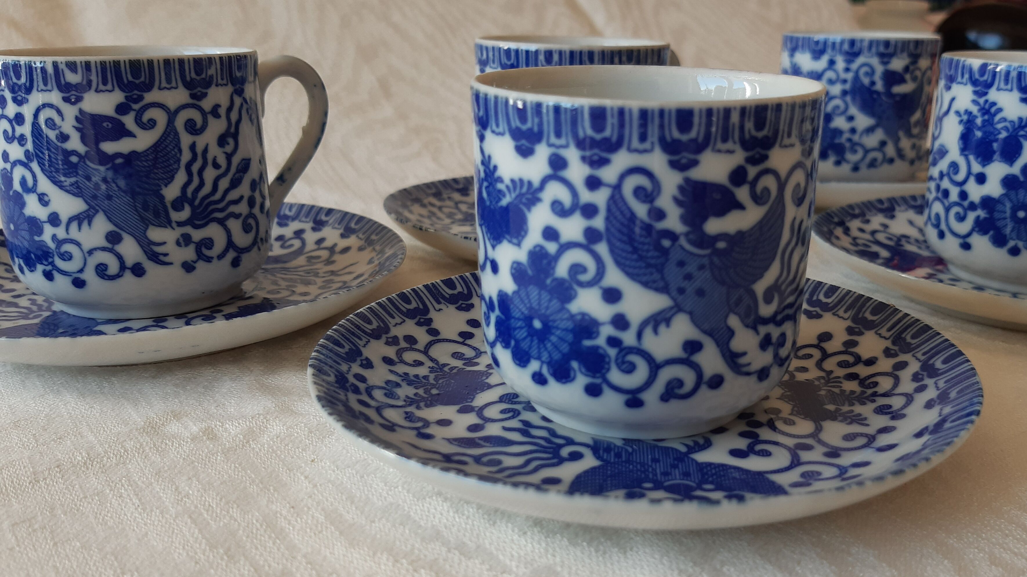 5 tea cups and fine porcelain saucers from Japan