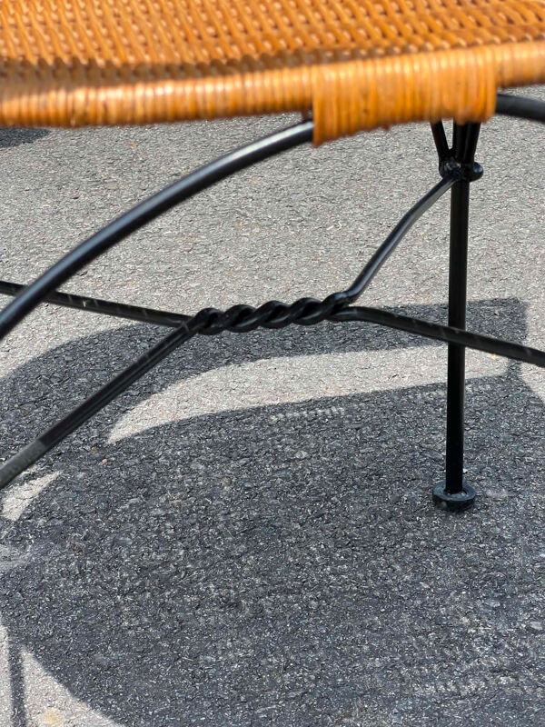 Fauteuil en osier et fer forgé noir