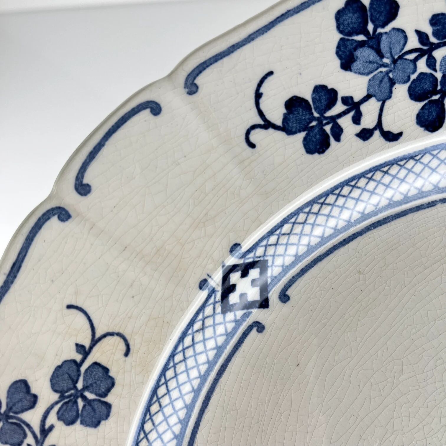 Round plate Terre de Fer KG Lunéville, model "Jane", blue, 1890-1915