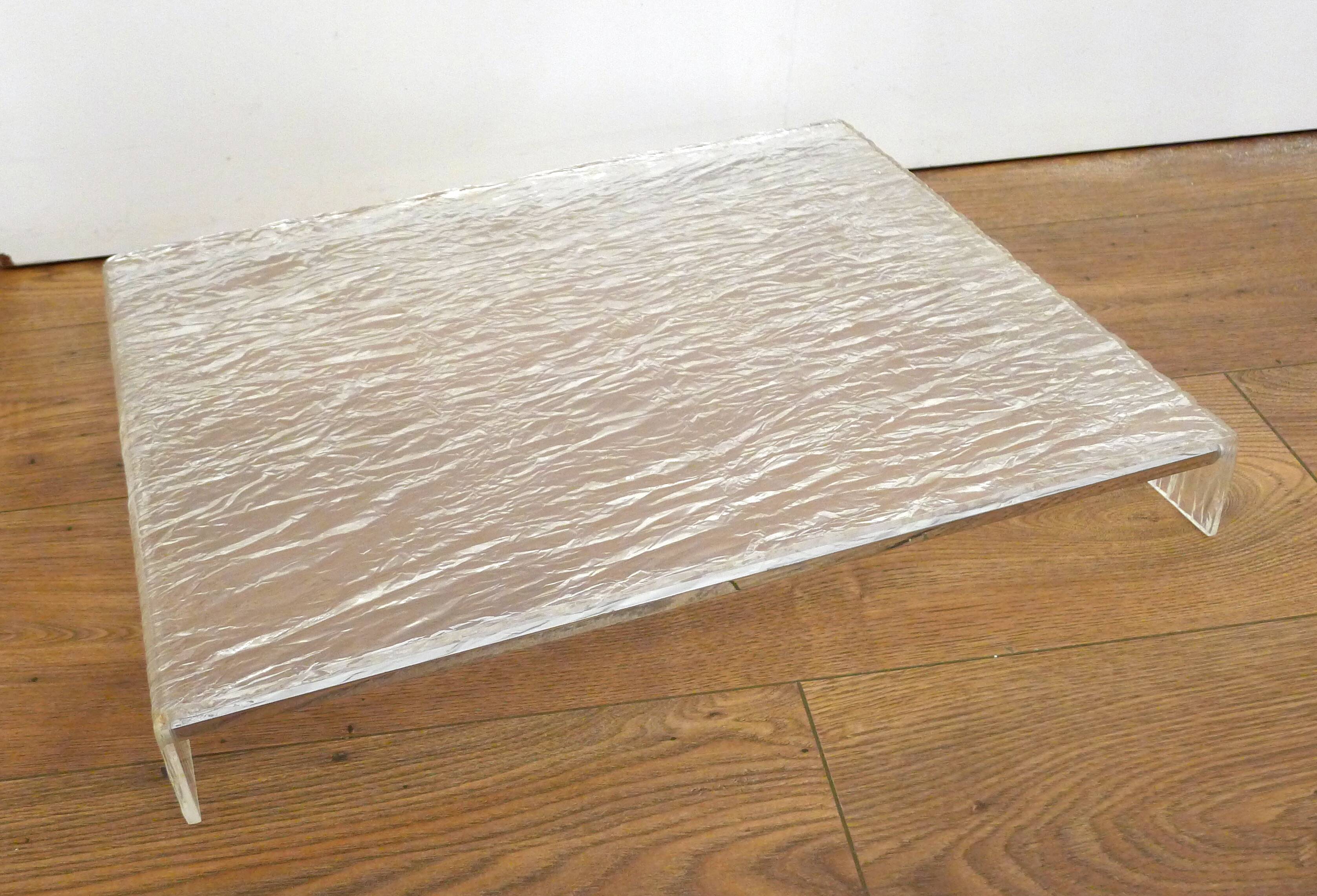 Large plateau 1970s in crumpled/frosted plexiglass & chrome strips