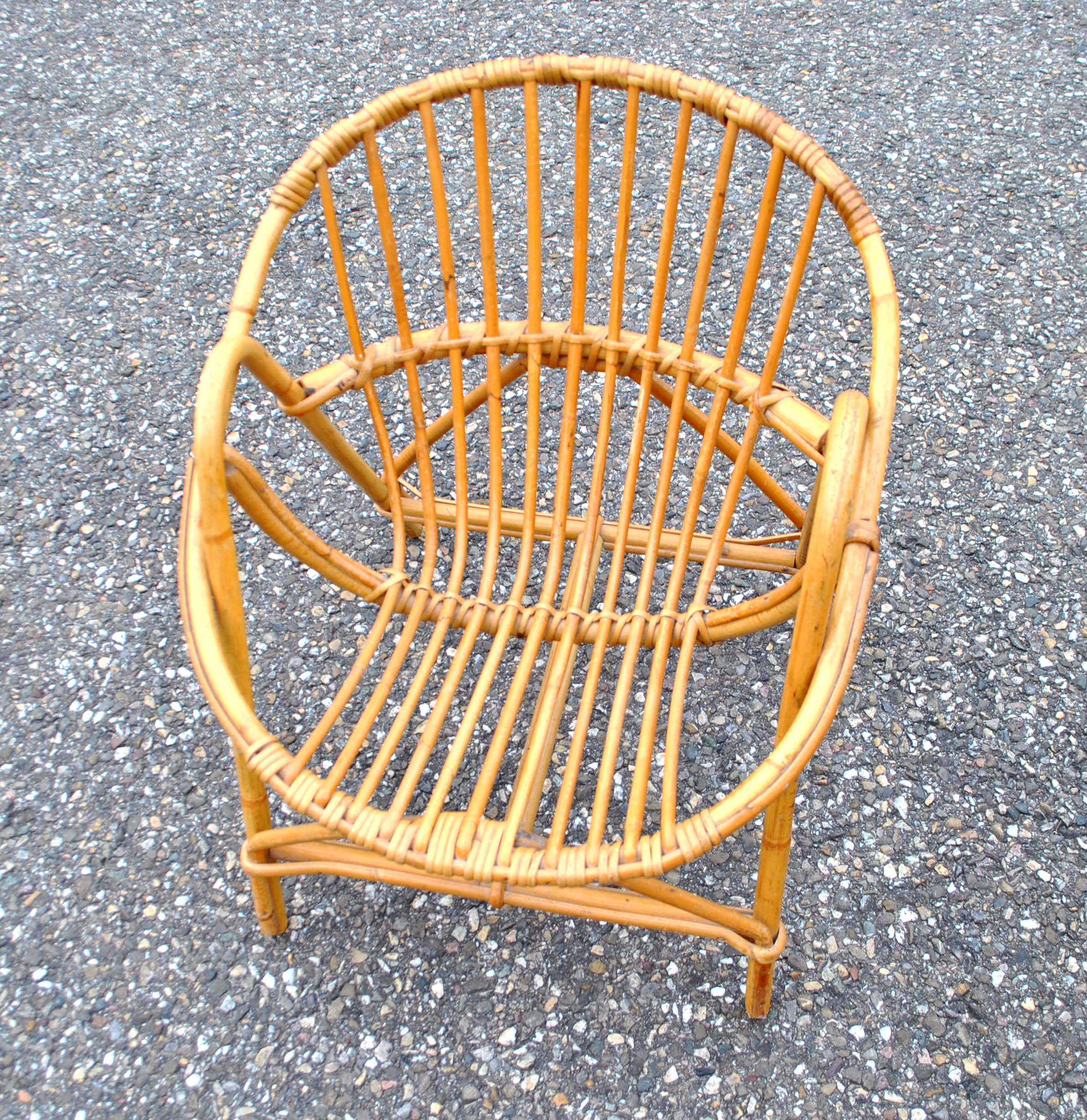 Fauteuil et table d'enfant vintage en rotin et bambou 1960-1970 Bureau et chaise cintré