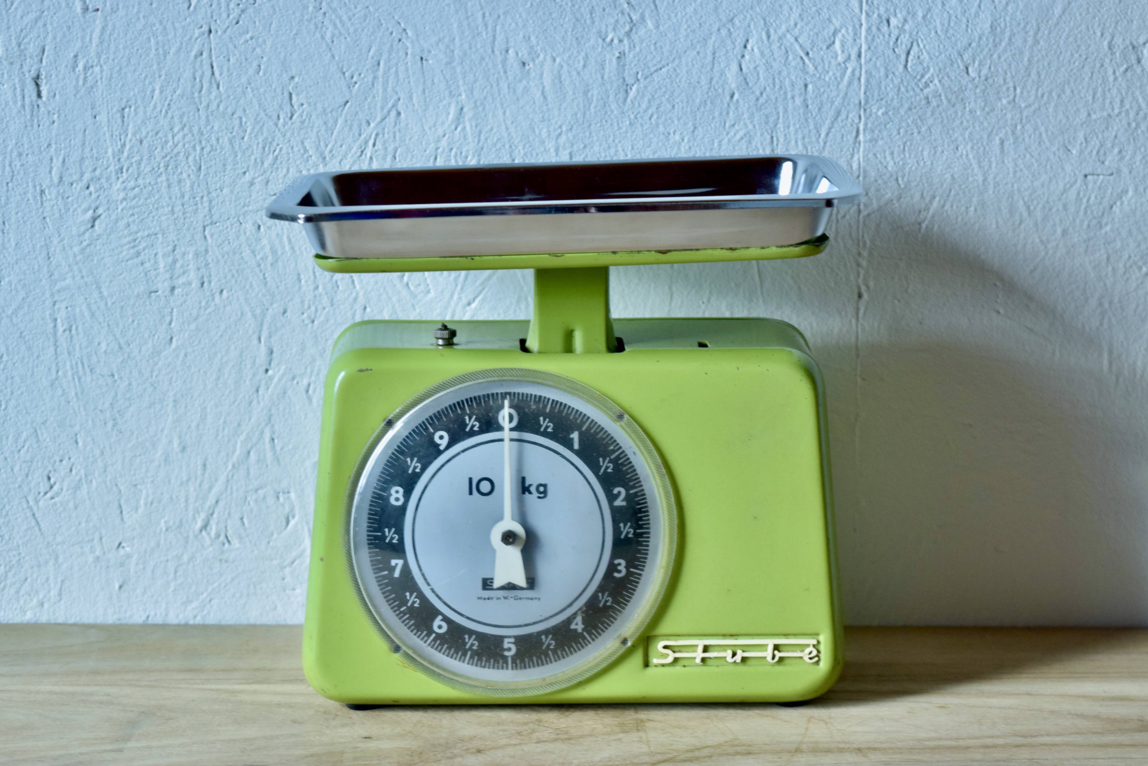Stube - vintage green kitchen scale in enameled metal - force 10