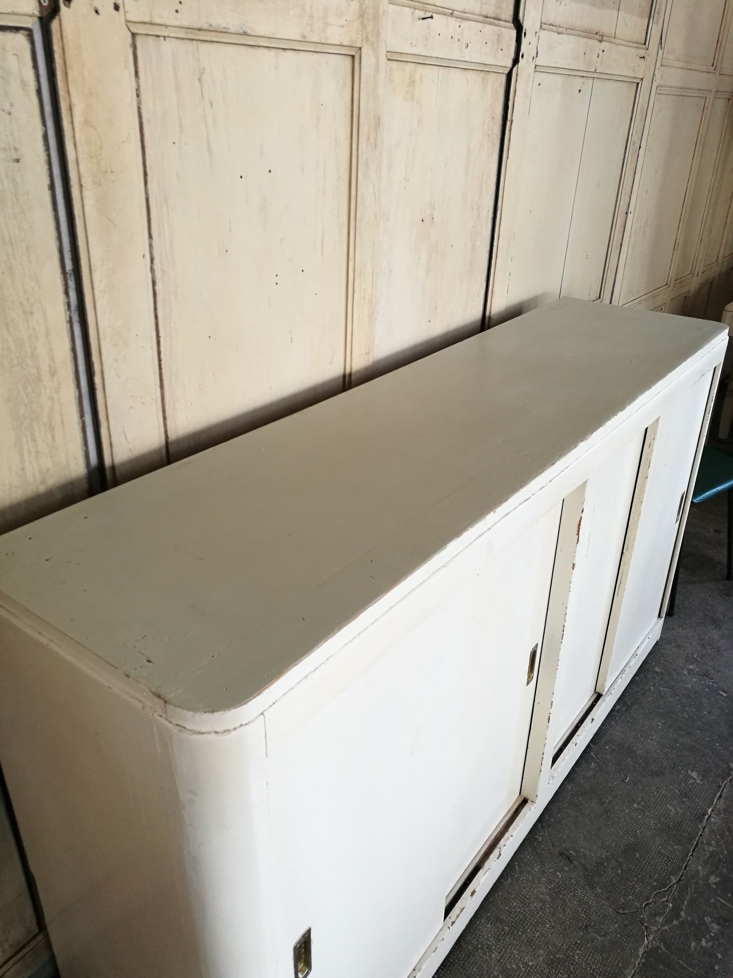 Buffet sliding doors