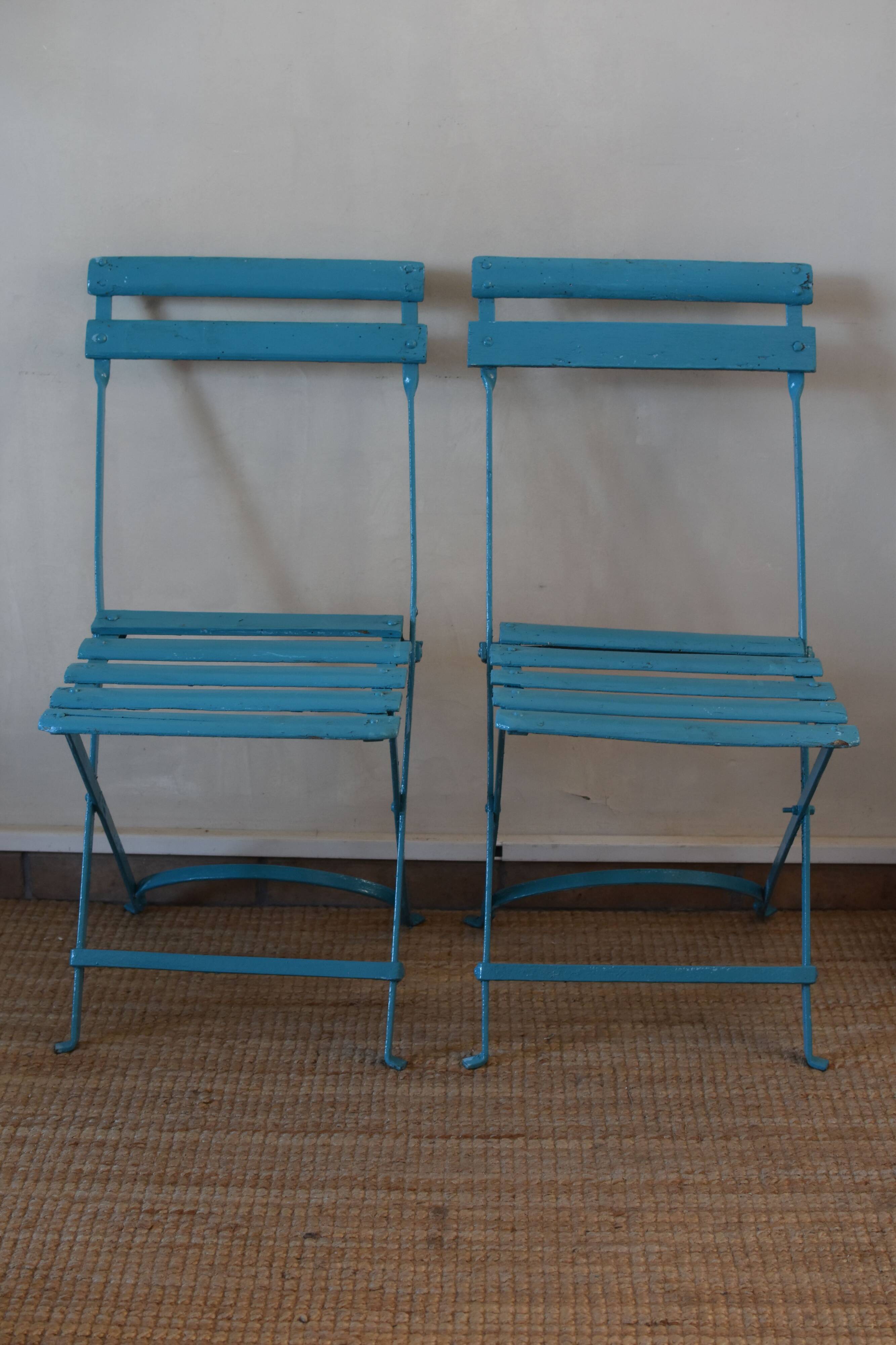 Guéridon métal et 2 chaises pliables