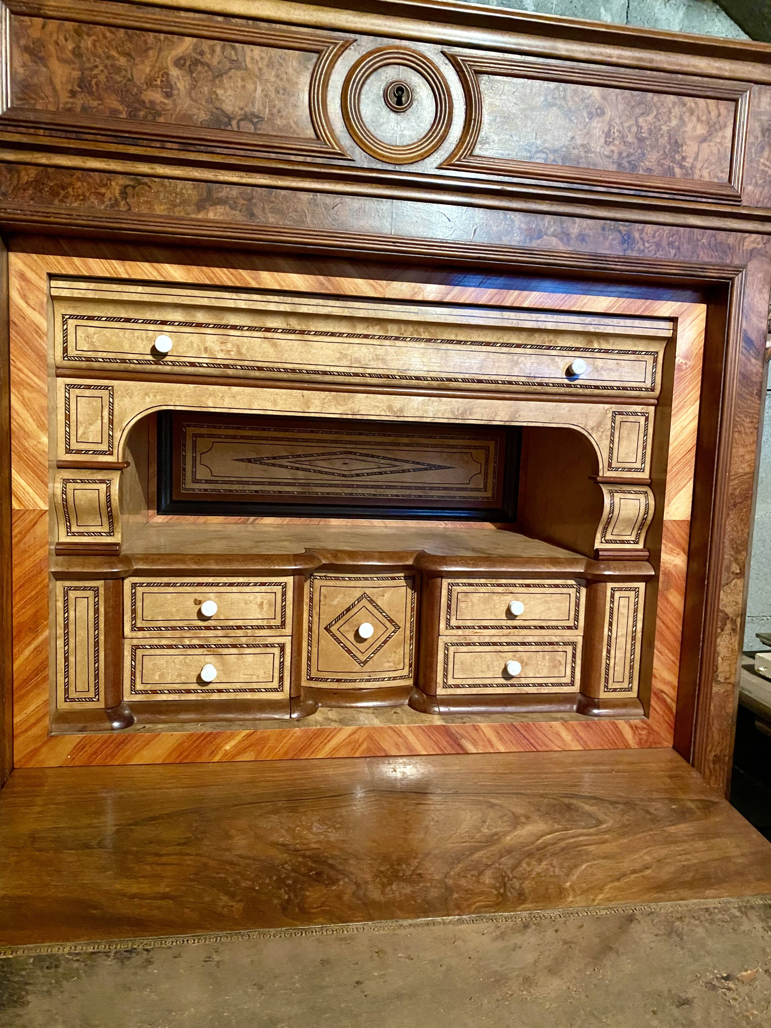 Secrétaire en ronce de noyer marqueté de style Louis-Philippe, XIXᵉ siècle
