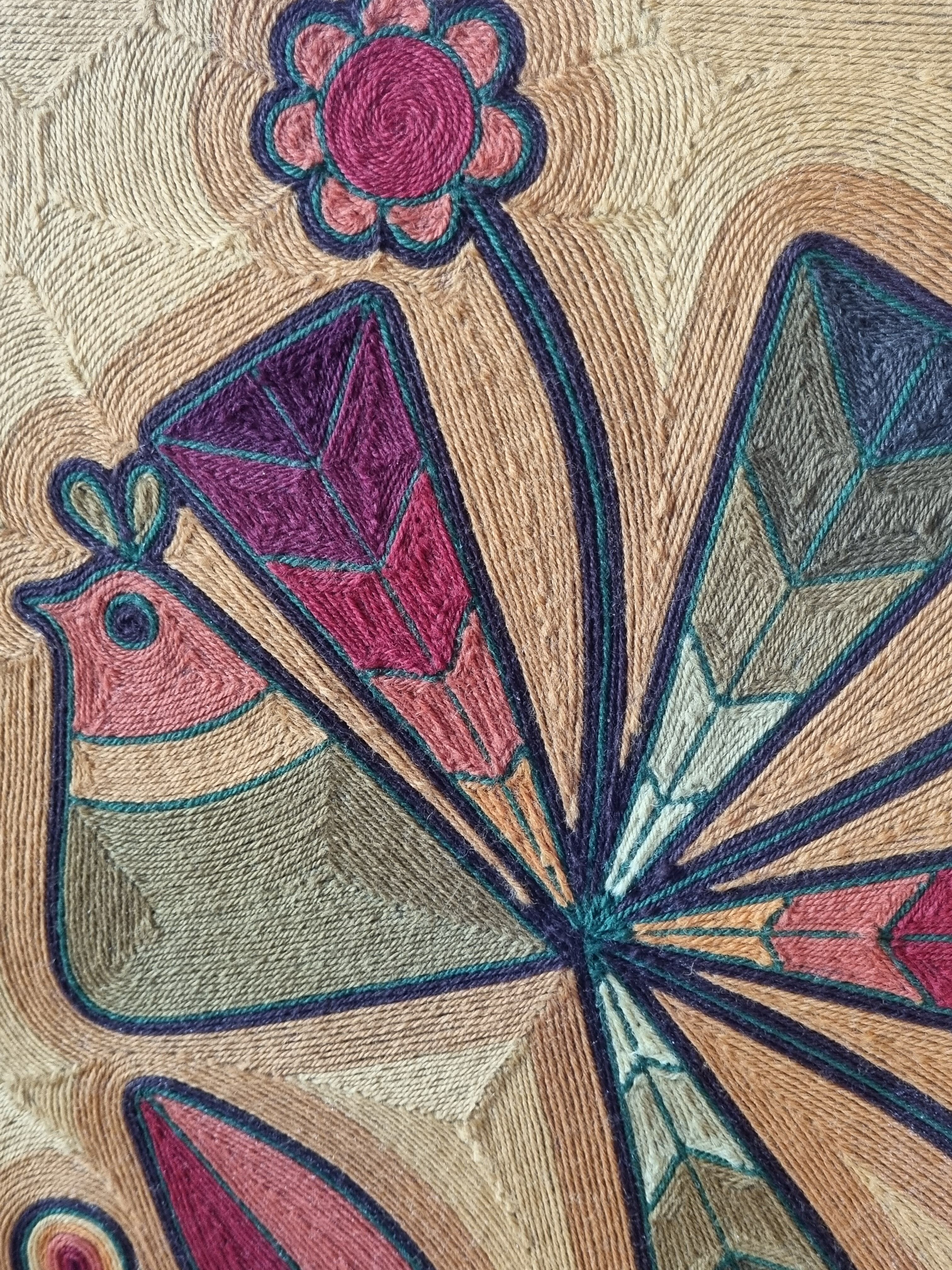 Paravent à décor de fils de laine, art "Huichol", signé, 123 cm