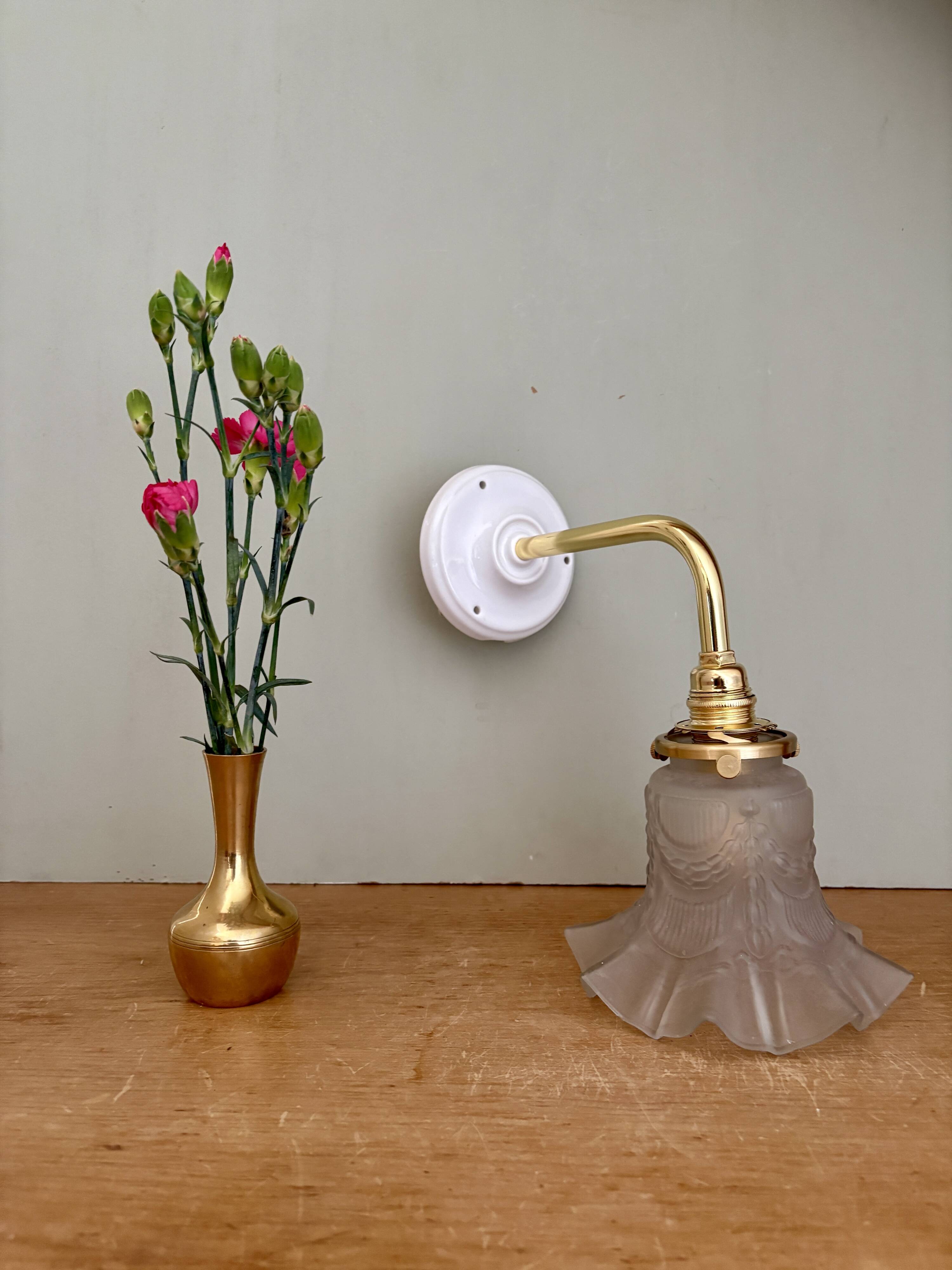 Vintage tulip gold elbow wall lamp in frosted glass