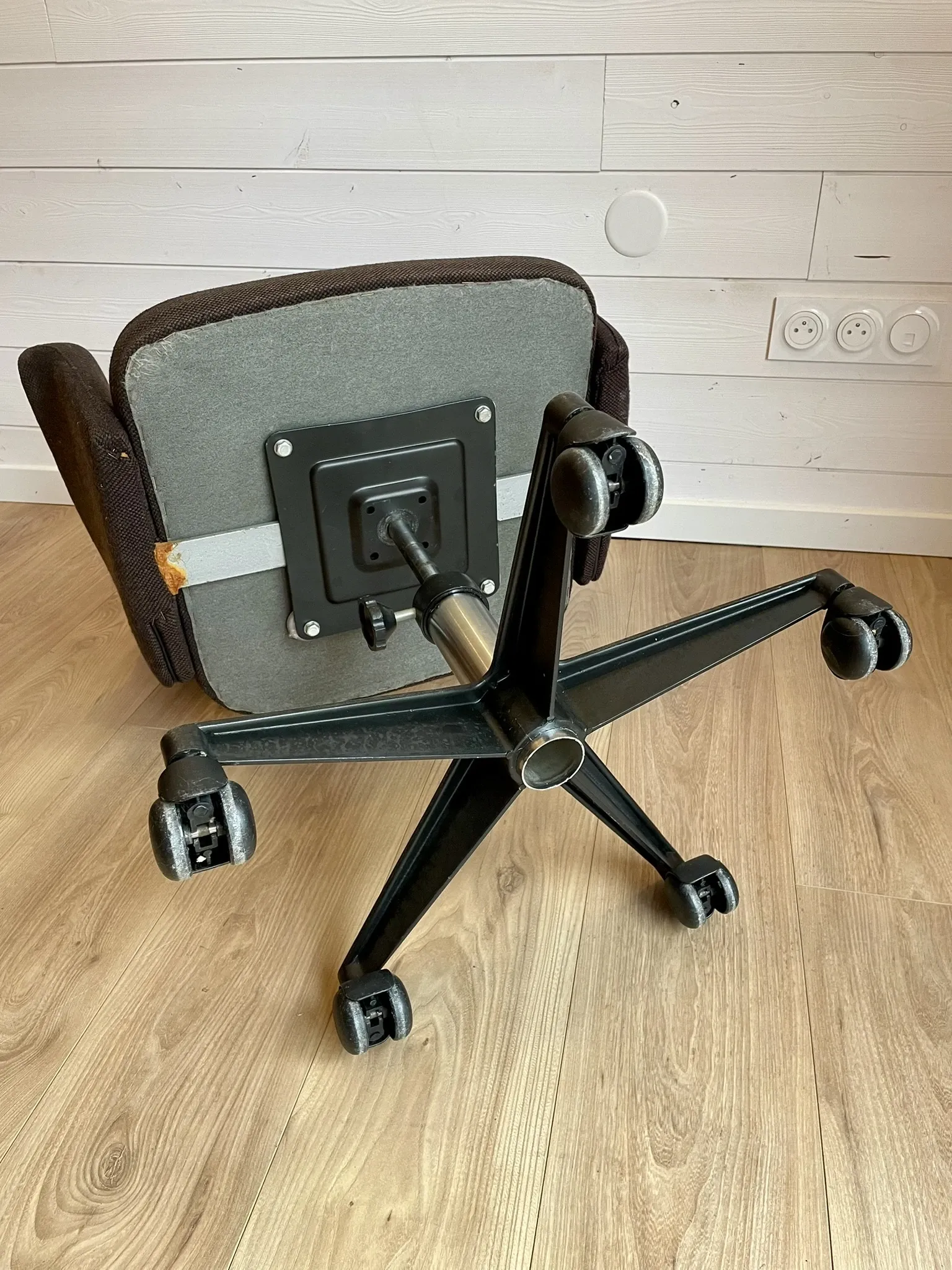 Vintage Mid-Century brown office chair with wheels from the 1970s.