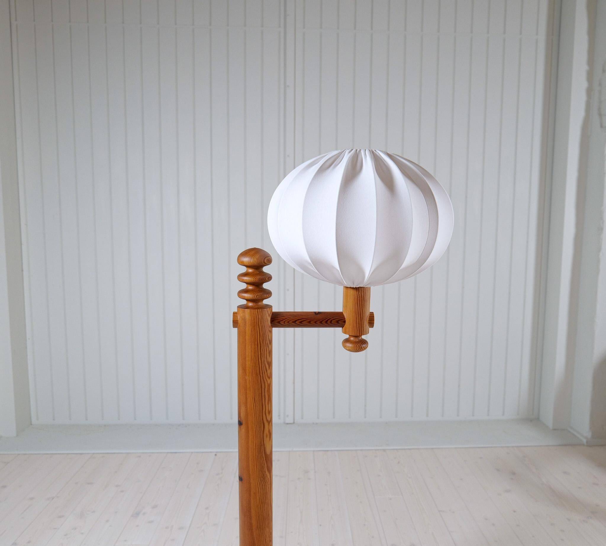 Modern sculptural Scandinavian floor lamp in pine by Uno Kristiansson, Sweden 1970s