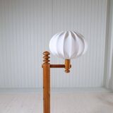 Modern sculptural Scandinavian floor lamp in pine by Uno Kristiansson, Sweden 1970s