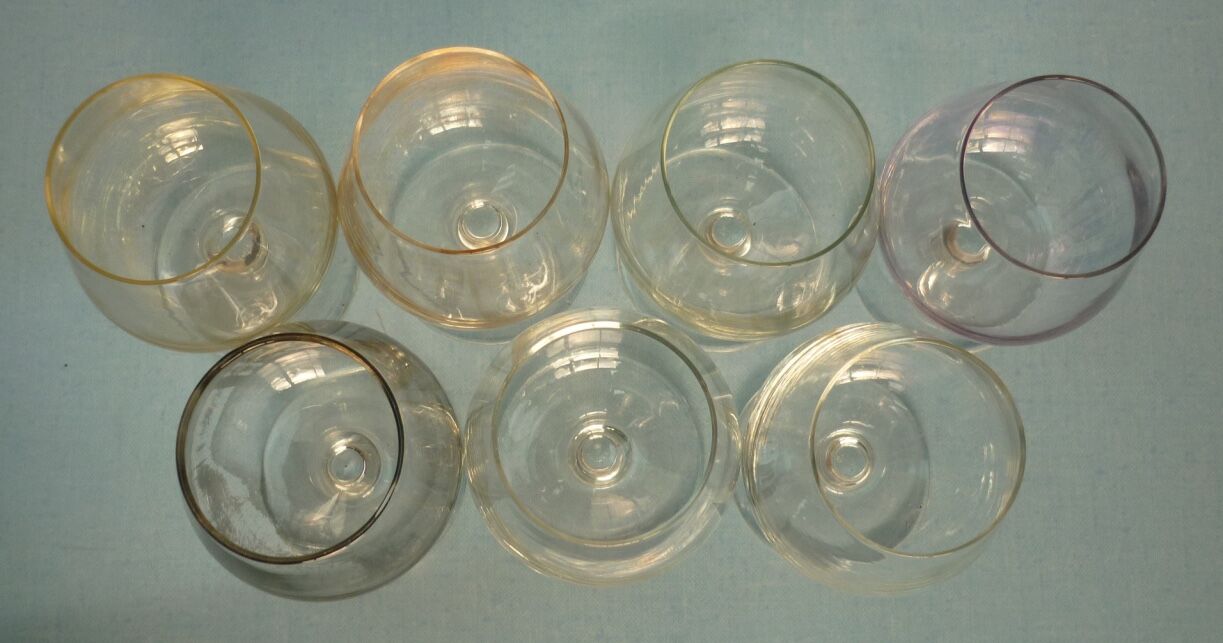 Ensemble de 7 verres à cognac irisés et colorés