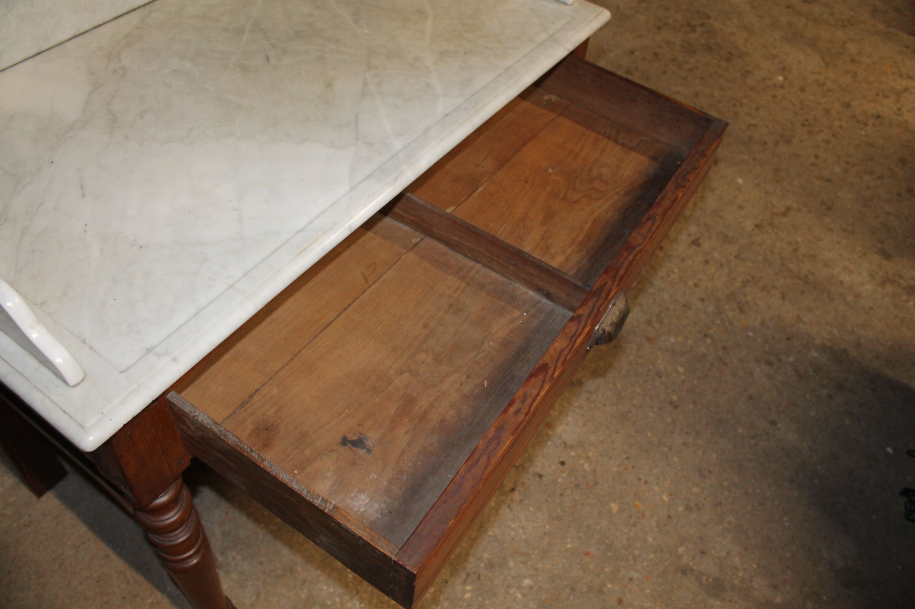 Table dessus en marbre