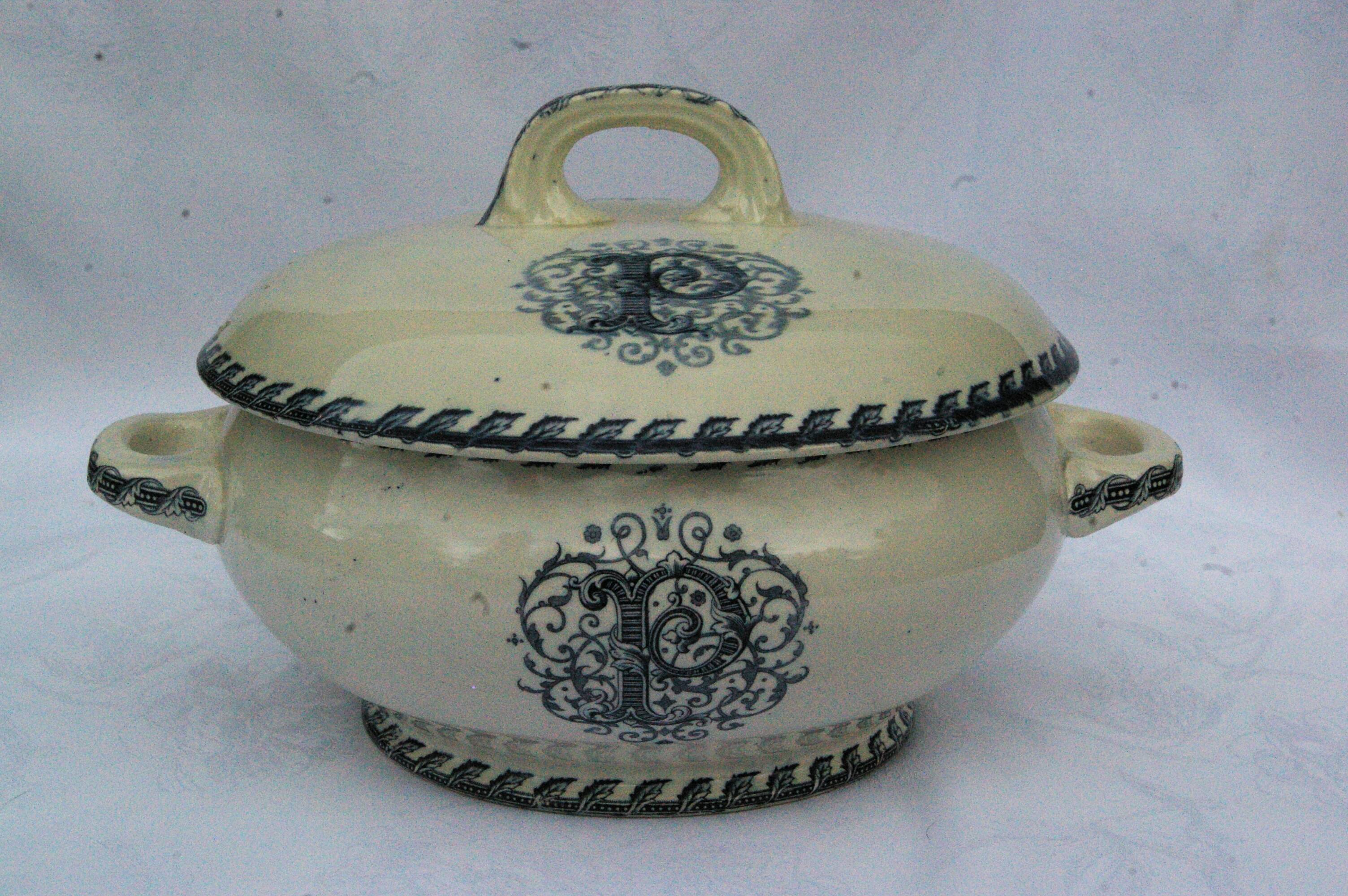 Ancienne soupière légumier faïence kg lunéville - monogramme p et décor rinceaux