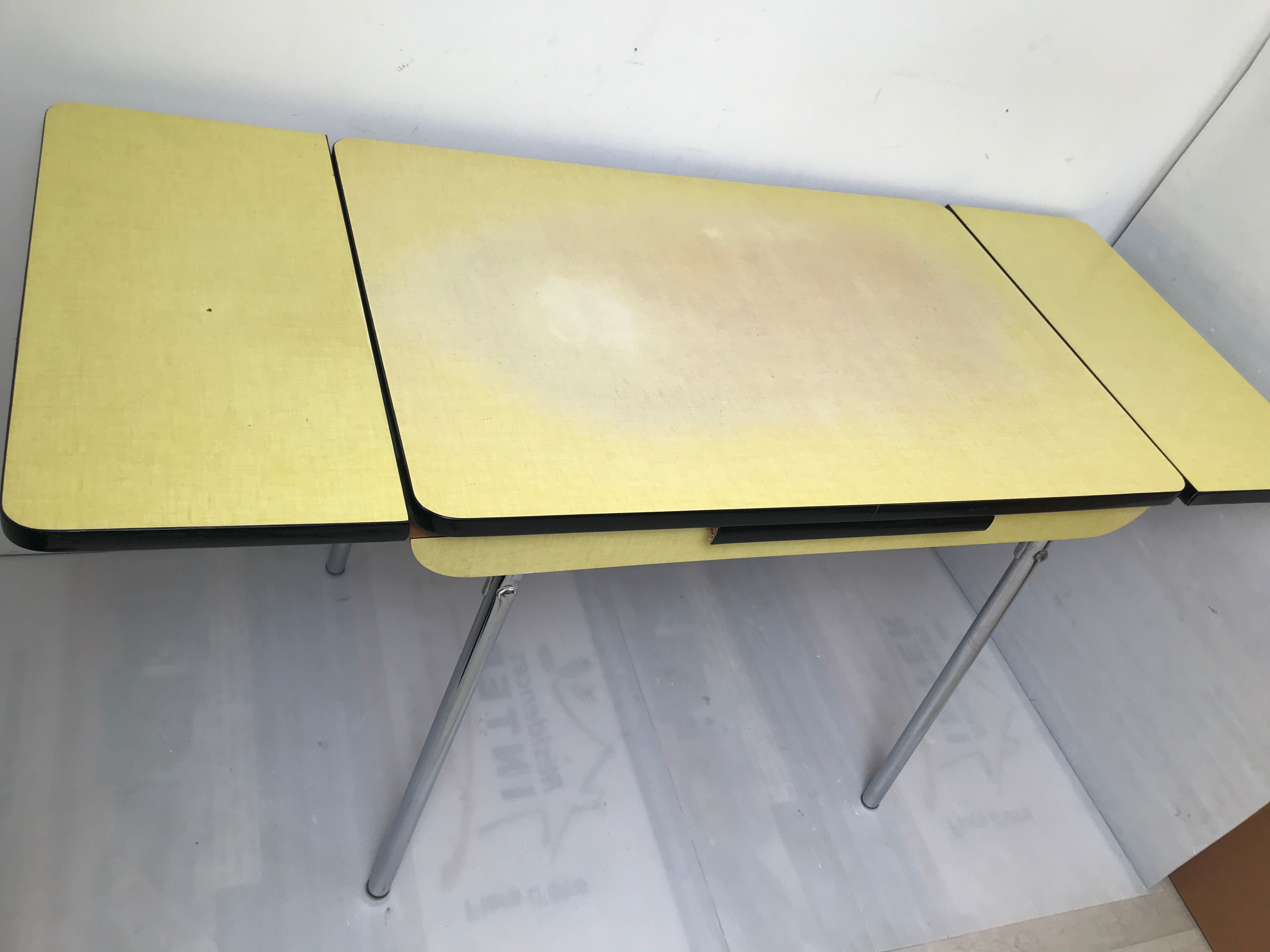 Table en formica jaune moutarde  des années 50- 60