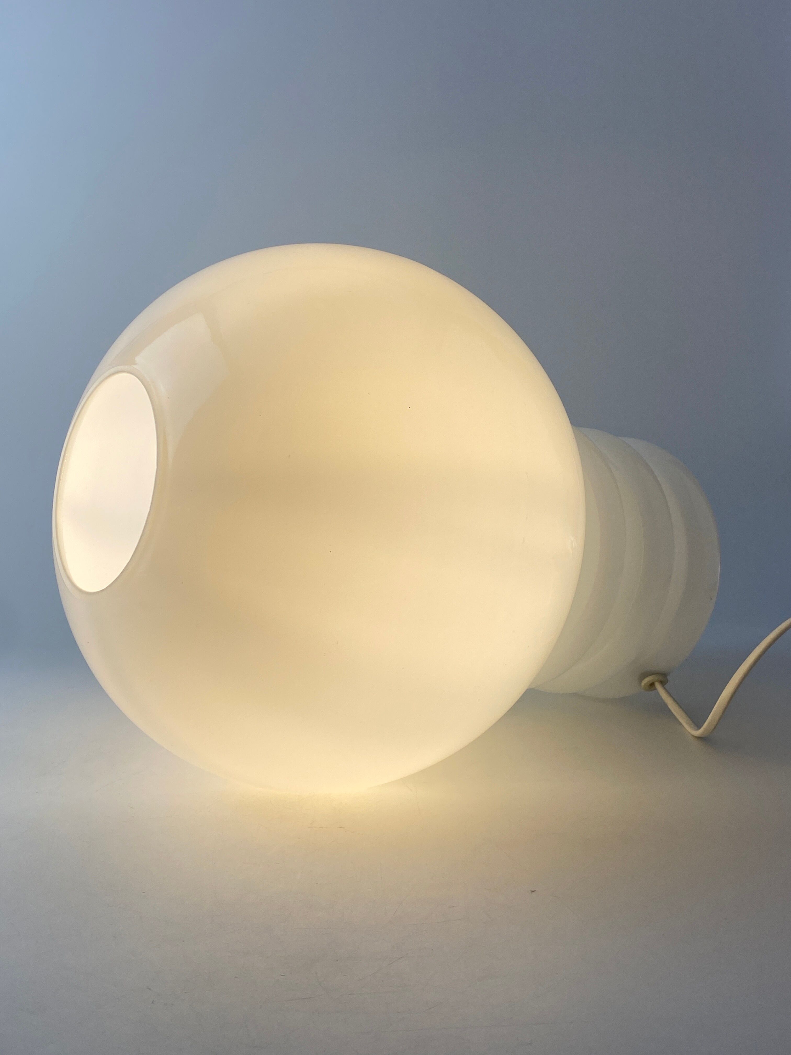 Lampe de table vintage en verre blanc, ampoule de Glashütte Limburg 1979