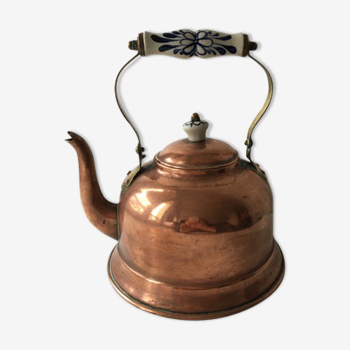 Old teapot in mixed copper and elements (handle and cap) in painted ceramic.