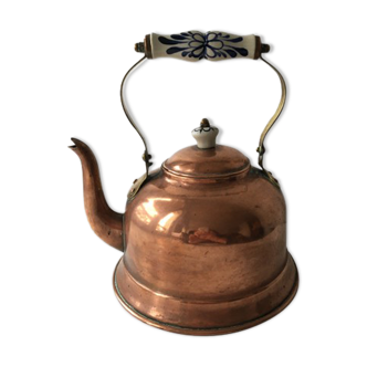 Old teapot in mixed copper and elements (handle and cap) in painted ceramic.