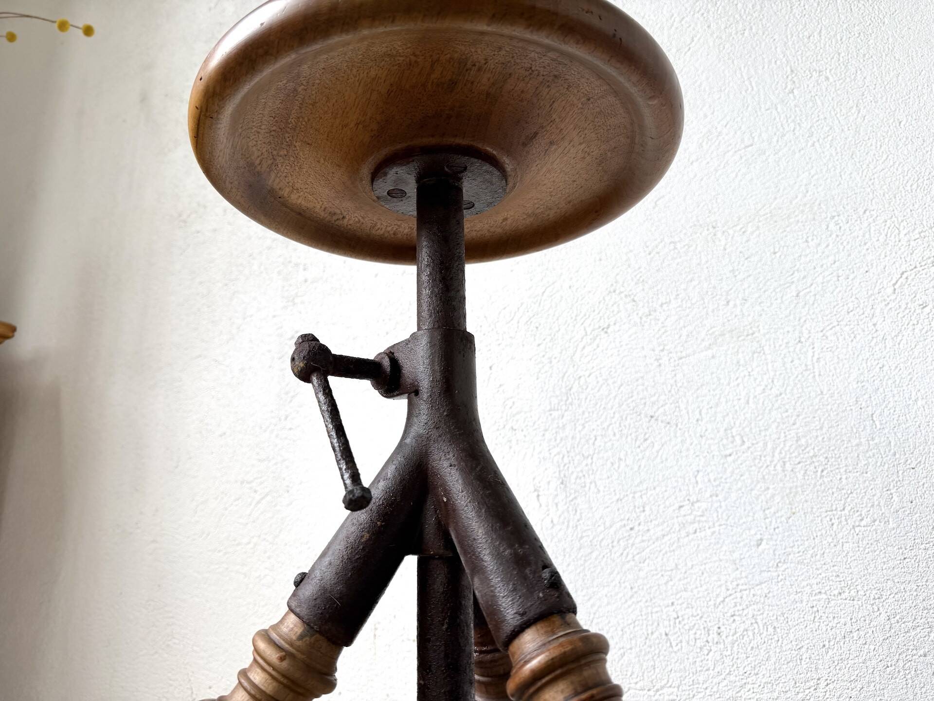 Tripod workshop stool in turned wood and cast iron — circa 1900