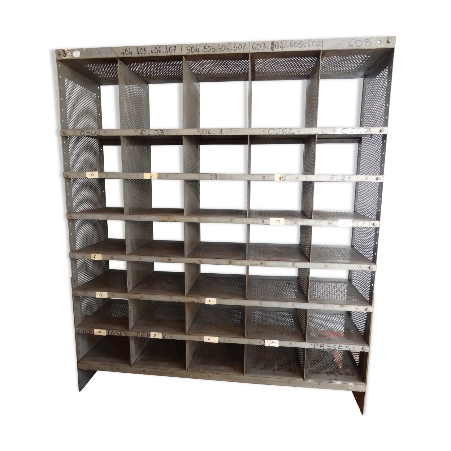 Casier de tri postaux en fer 104 x 122 cm