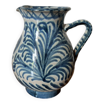 Pichet en céramique bleu à motifs floraux