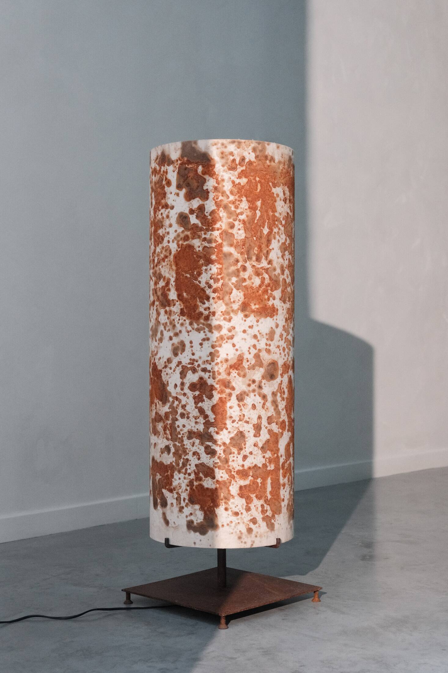 Floor lamp with rusty tones (M)