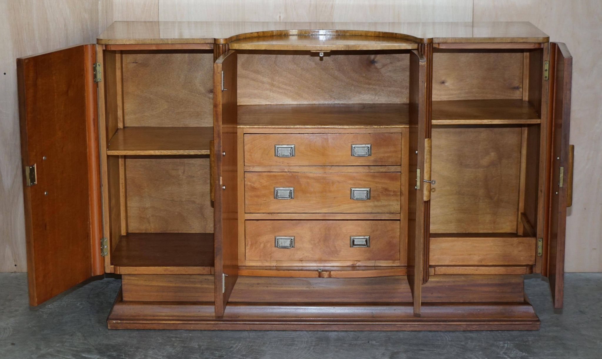 Buffet Art déco en noyer burr avec tiroirs et bar