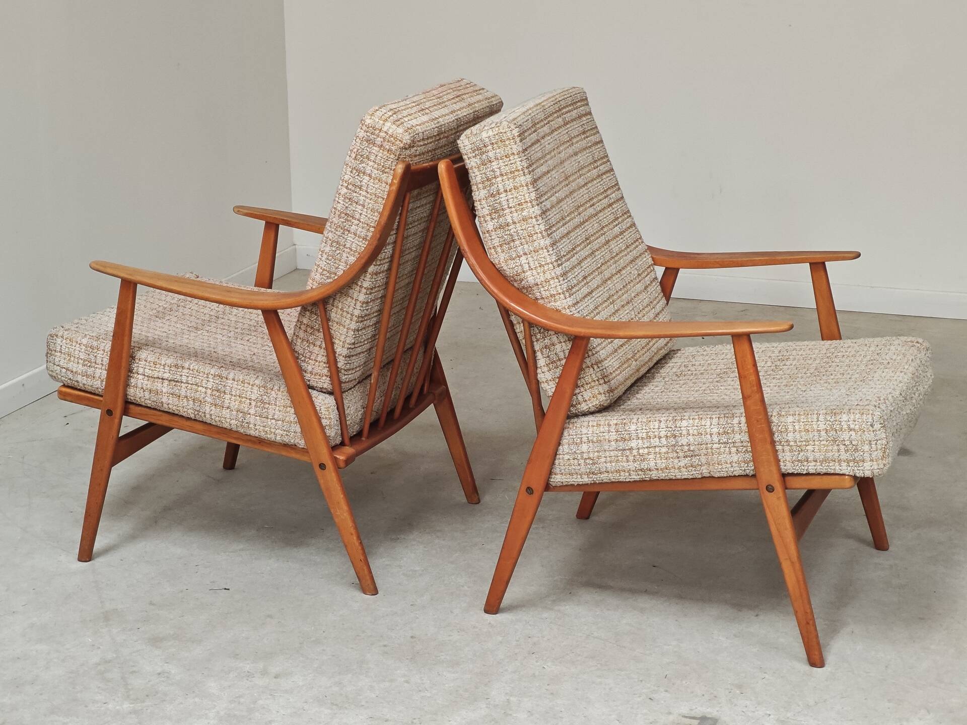 Pair of Boomerang-style armchairs in ecru beige fabric, 1960s.