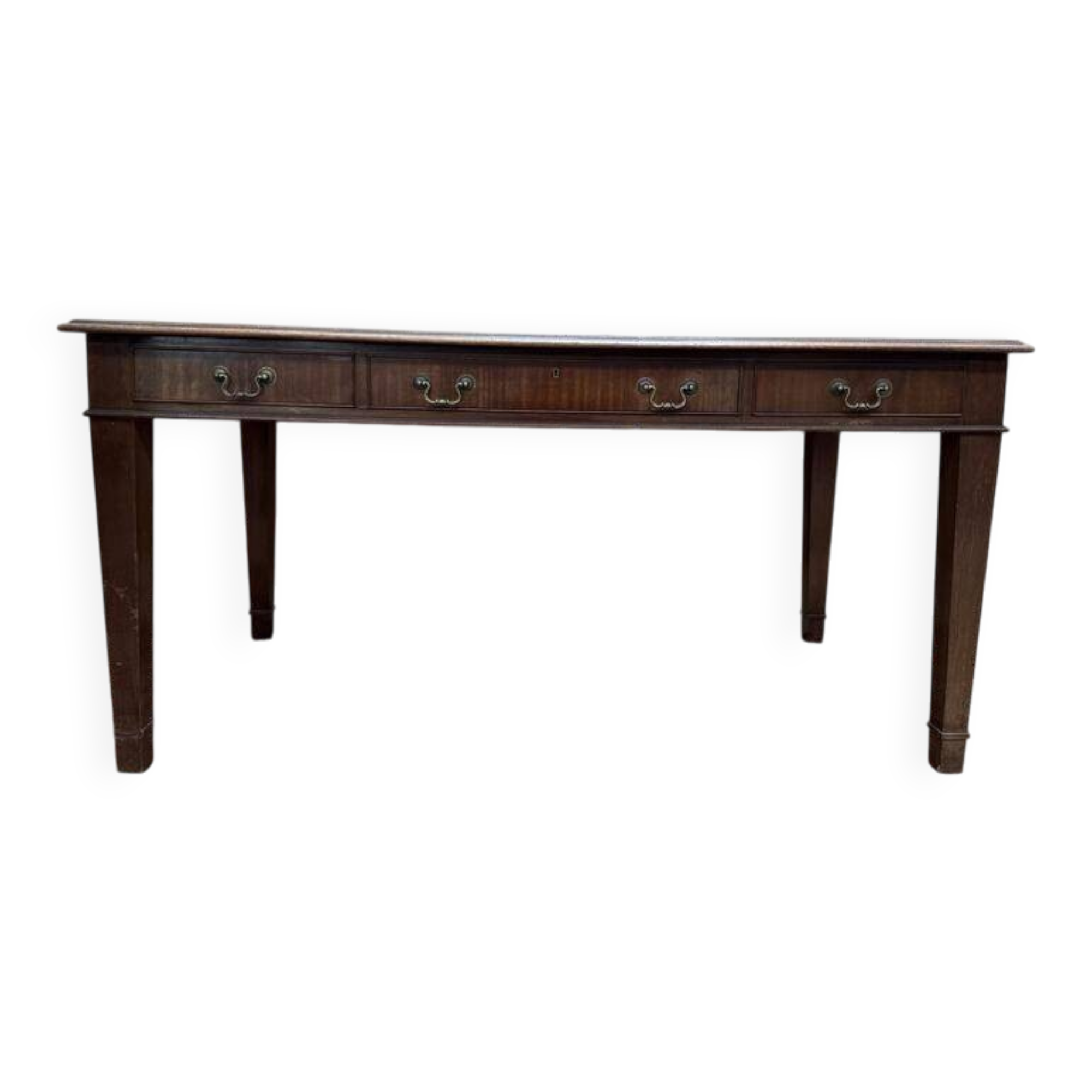 Bureau plat de style anglais en acajou et cuir signé "MAPLE"