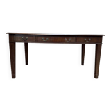 Bureau plat de style anglais en acajou et cuir signé "MAPLE"