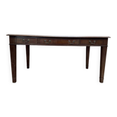 Bureau plat de style anglais en acajou et cuir signé "MAPLE"