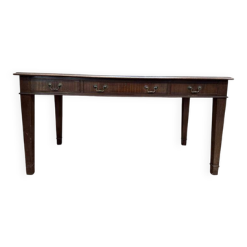 Bureau plat de style anglais en acajou et cuir signé "MAPLE"