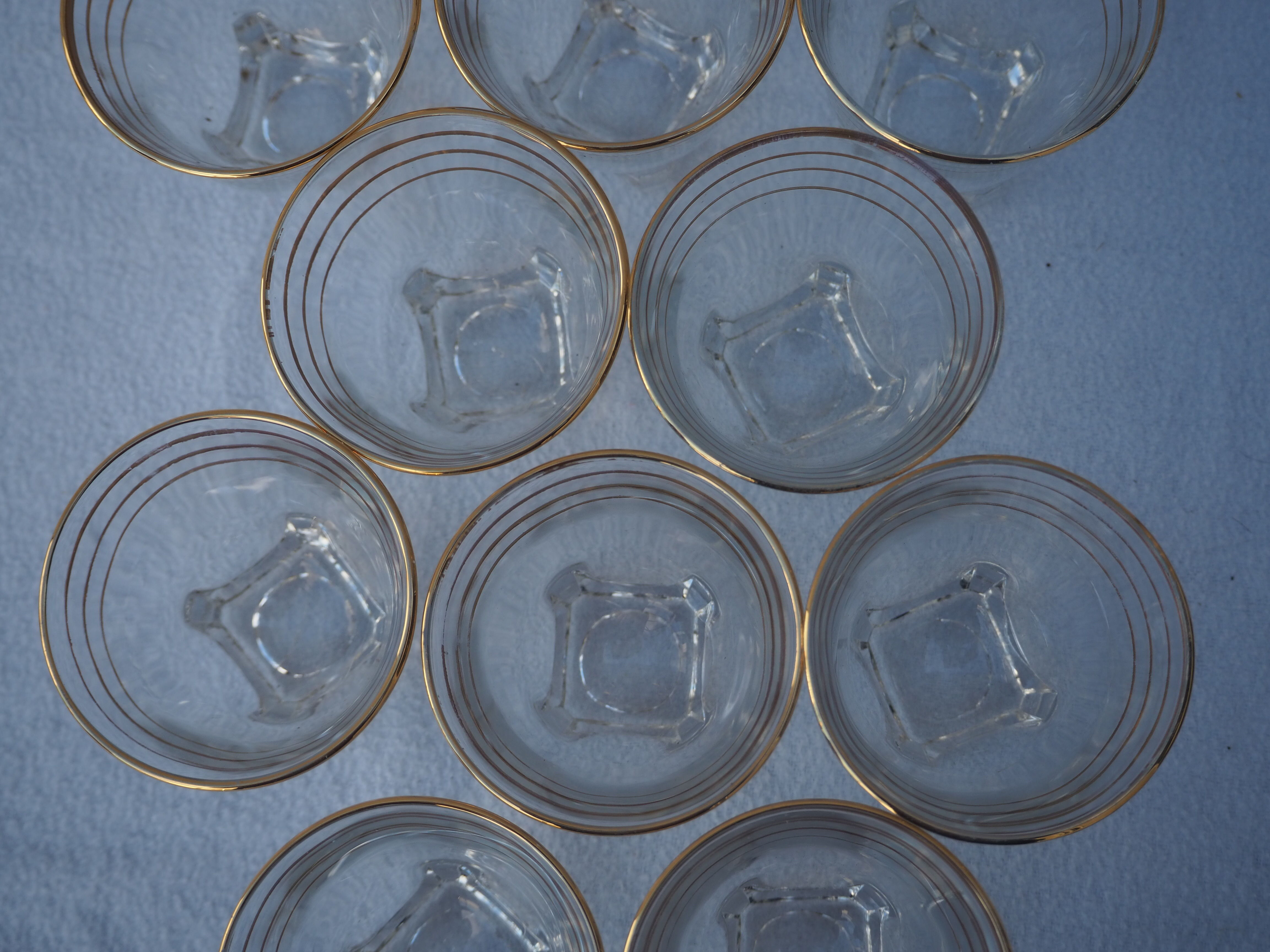 Golden liqueur service from the 1950s-1960s and its 12 glasses