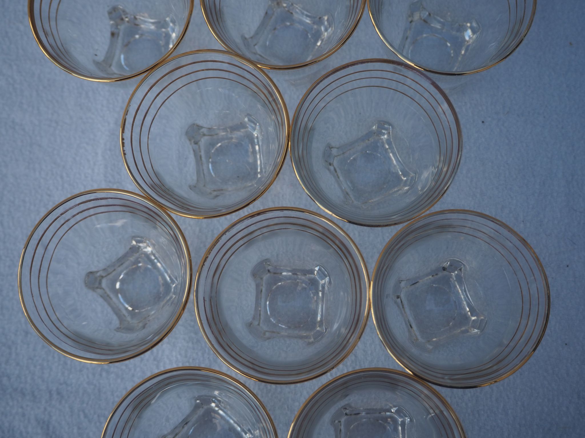 Golden liqueur service from the 1950s-1960s and its 12 glasses.