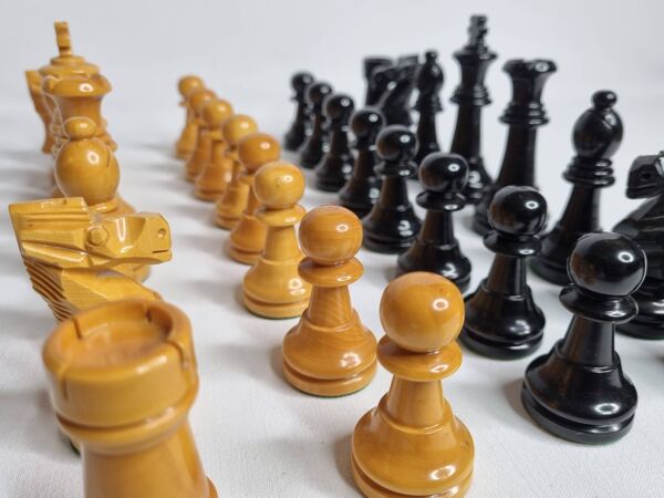 Jeu d’échecs Staunton en bois laqué – Roi 10 cm – El Corte Inglés