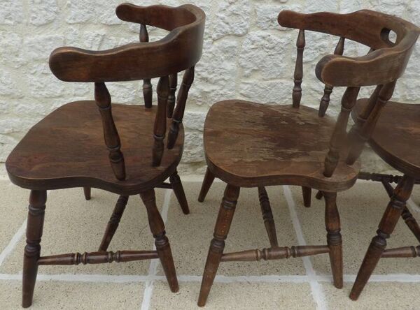 4 chaises en bois massif de style western dites “smockers chairs”, en chêne