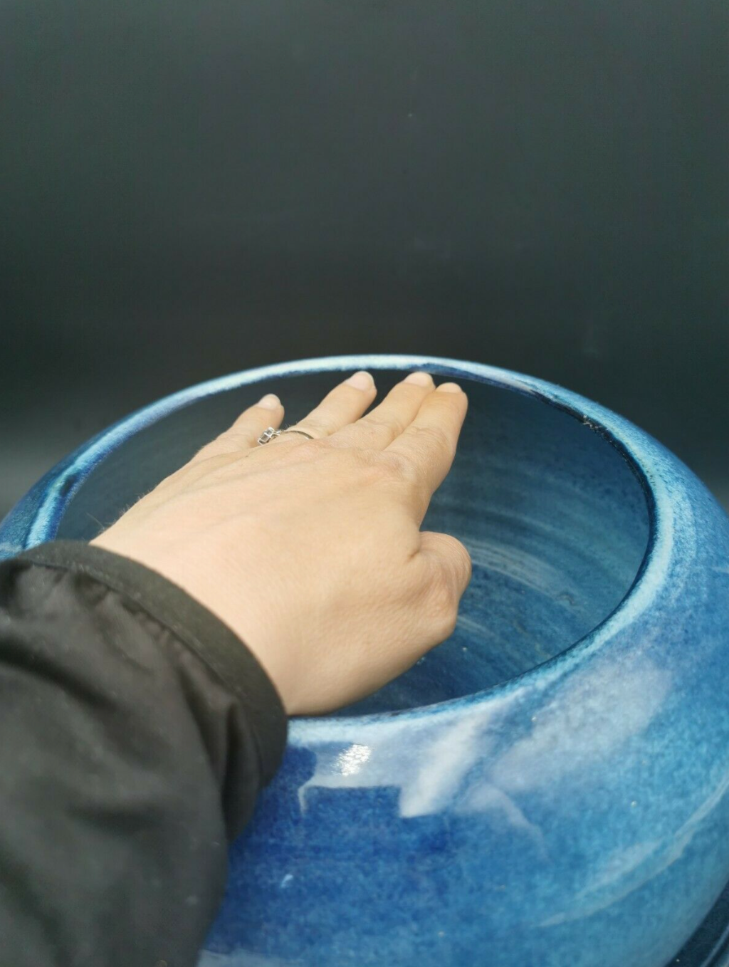 Blue ceramic bowl and its undercut