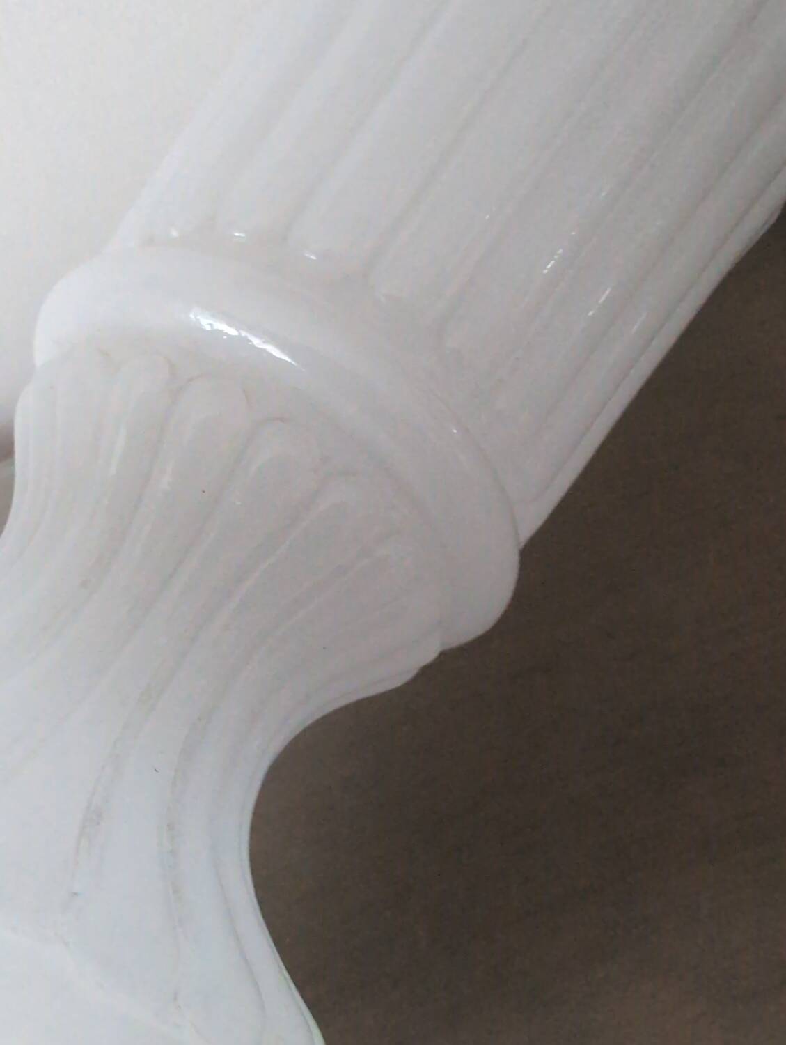 Vase ancien en opaline blanche